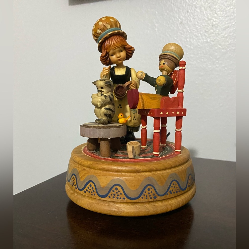 ANTIQUE ANRI MUSIC BOX